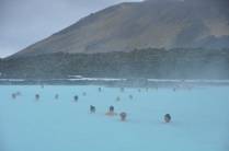 Banhistas nas águas quentes da Blue Lagoon, na região de Reykjavik, na Islândia